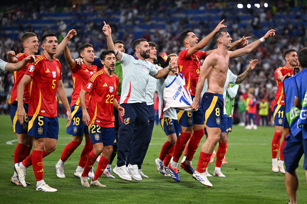 熊猫体育官方-波兰队横扫葡萄牙队，波尔扛起全队