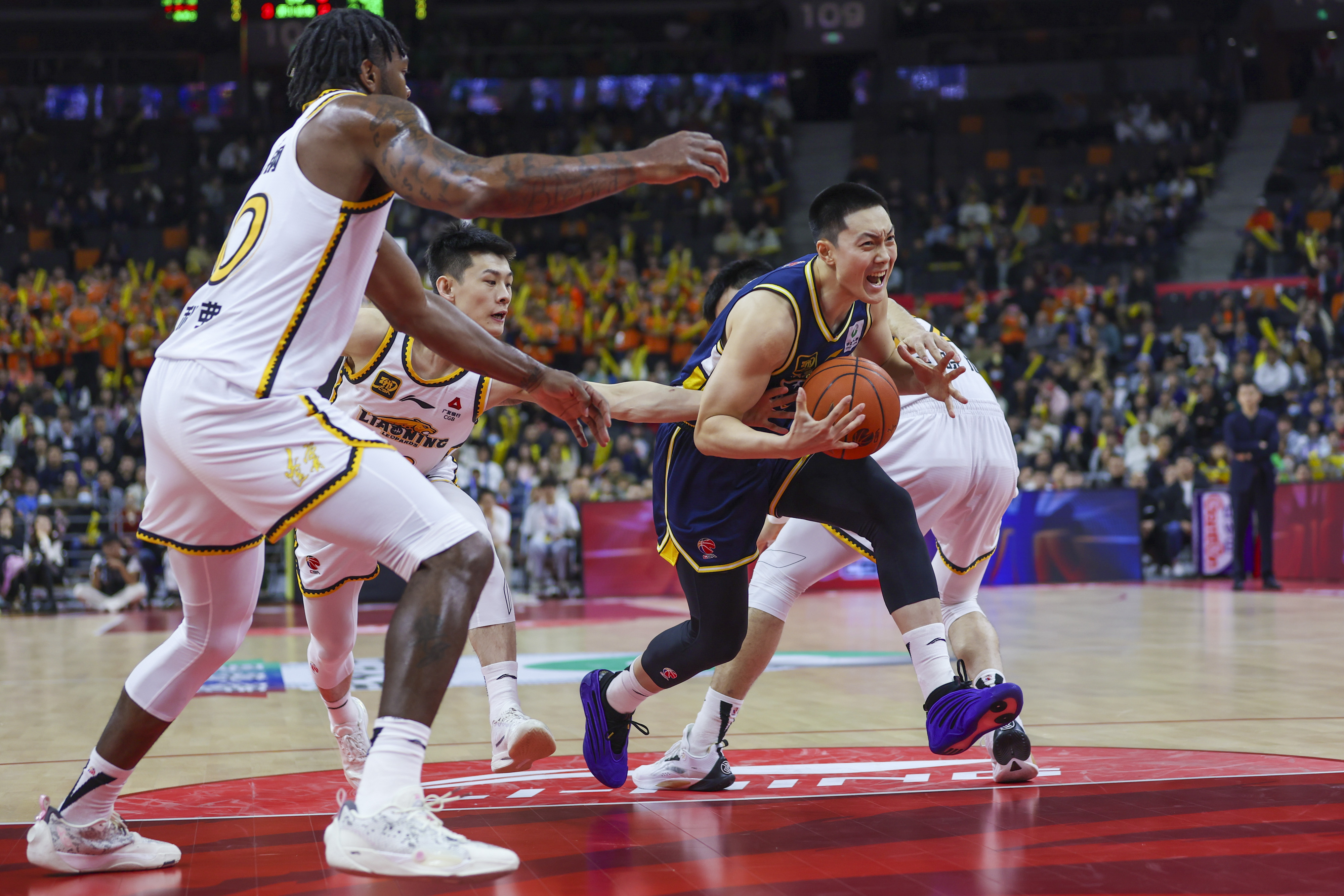 辽宁队横扫雷霆，范弗利特带队取胜