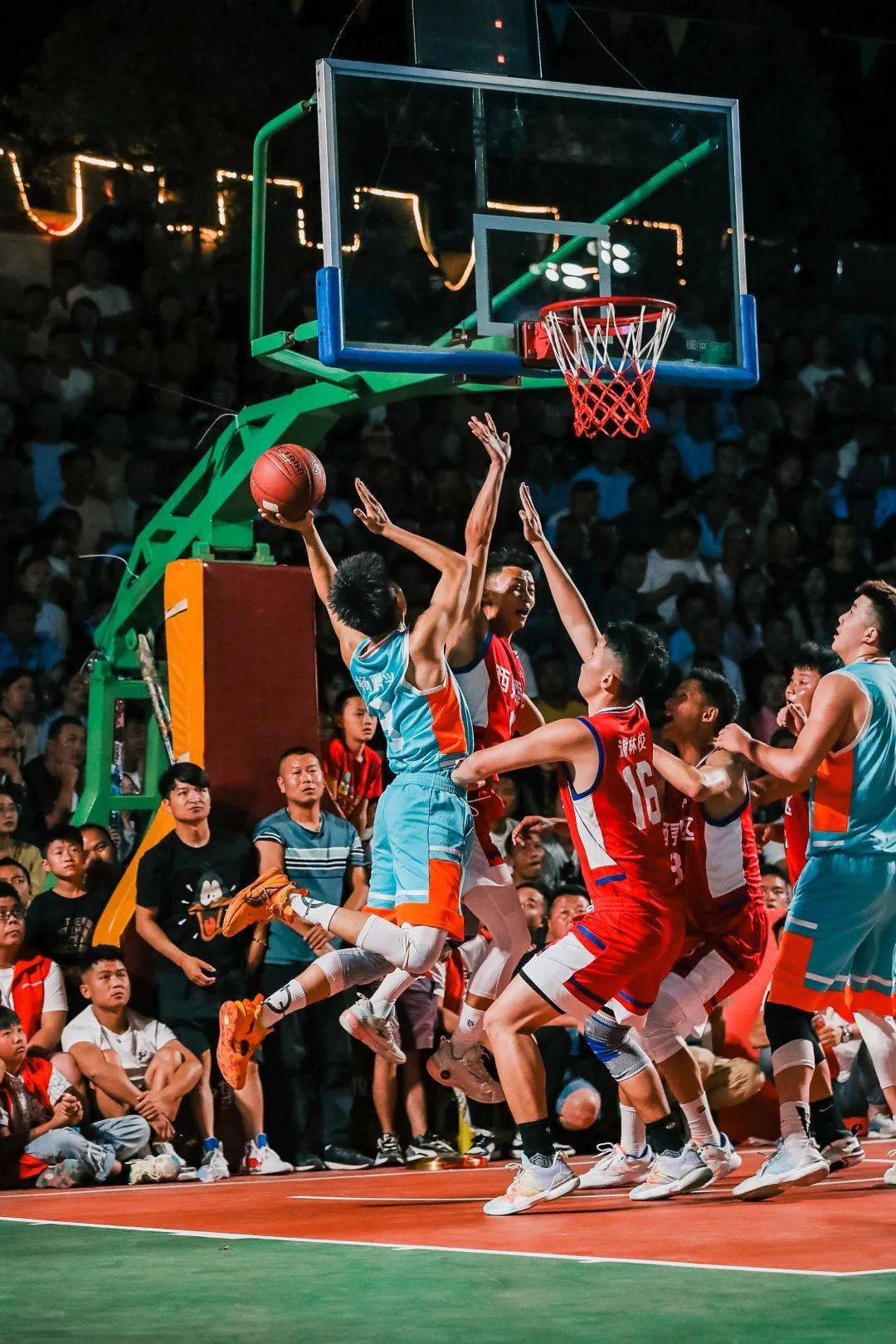 球赛竞争激烈，观众欣赏场面赞叹不已