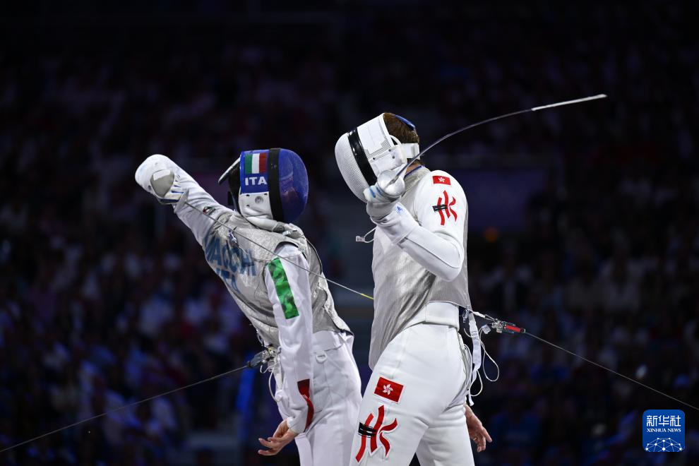 意大利击剑选手拼尽全力，勇夺冠军