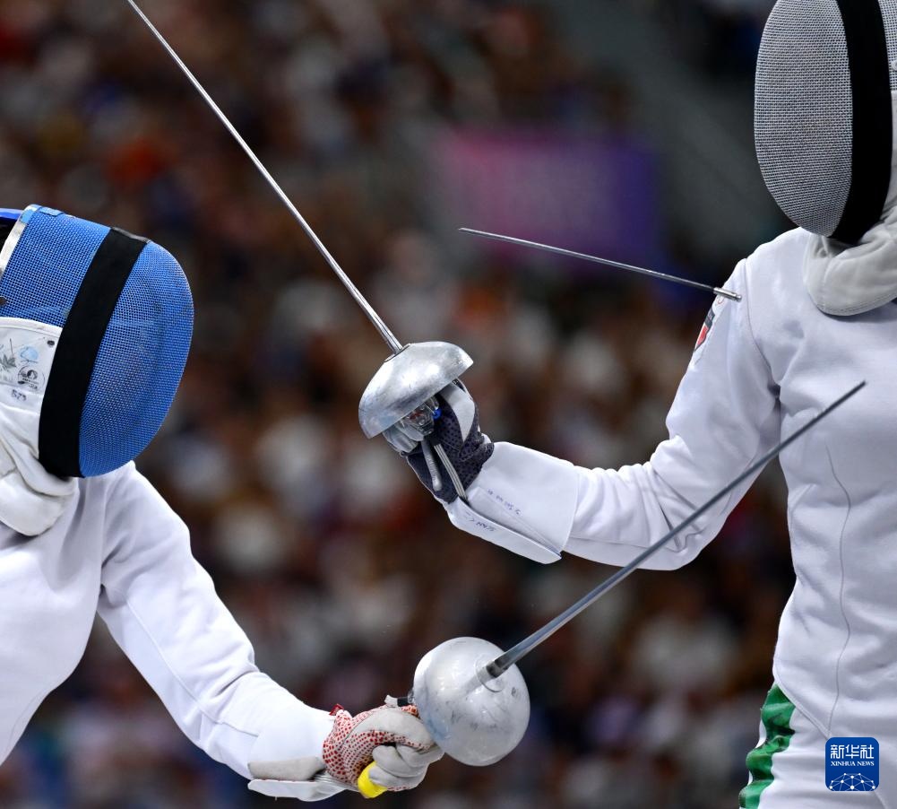 意大利击剑选手拼尽全力，勇夺冠军