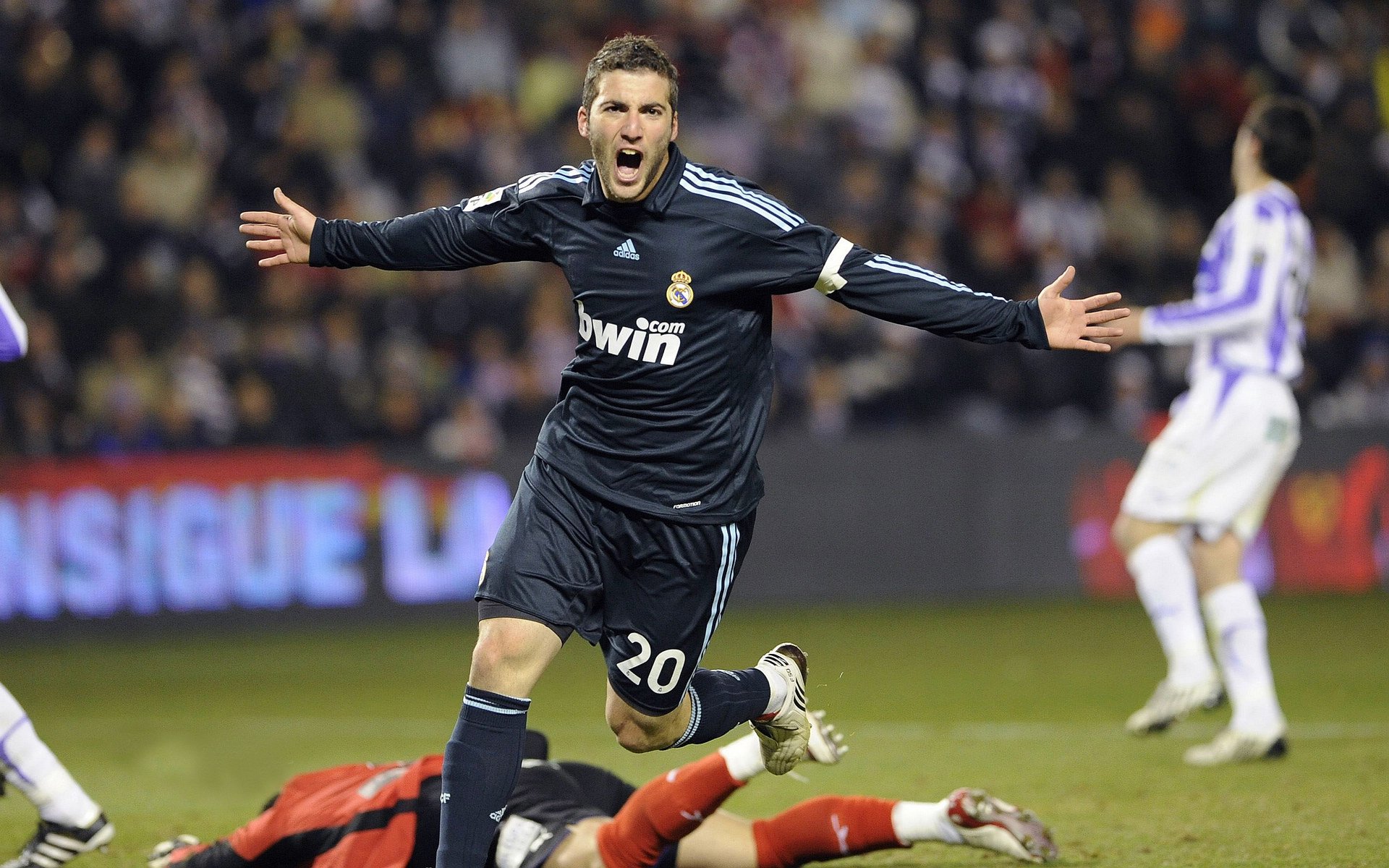 德甲争冠战焦点战,奇才强势晋级,黄蜂蛰伏待机